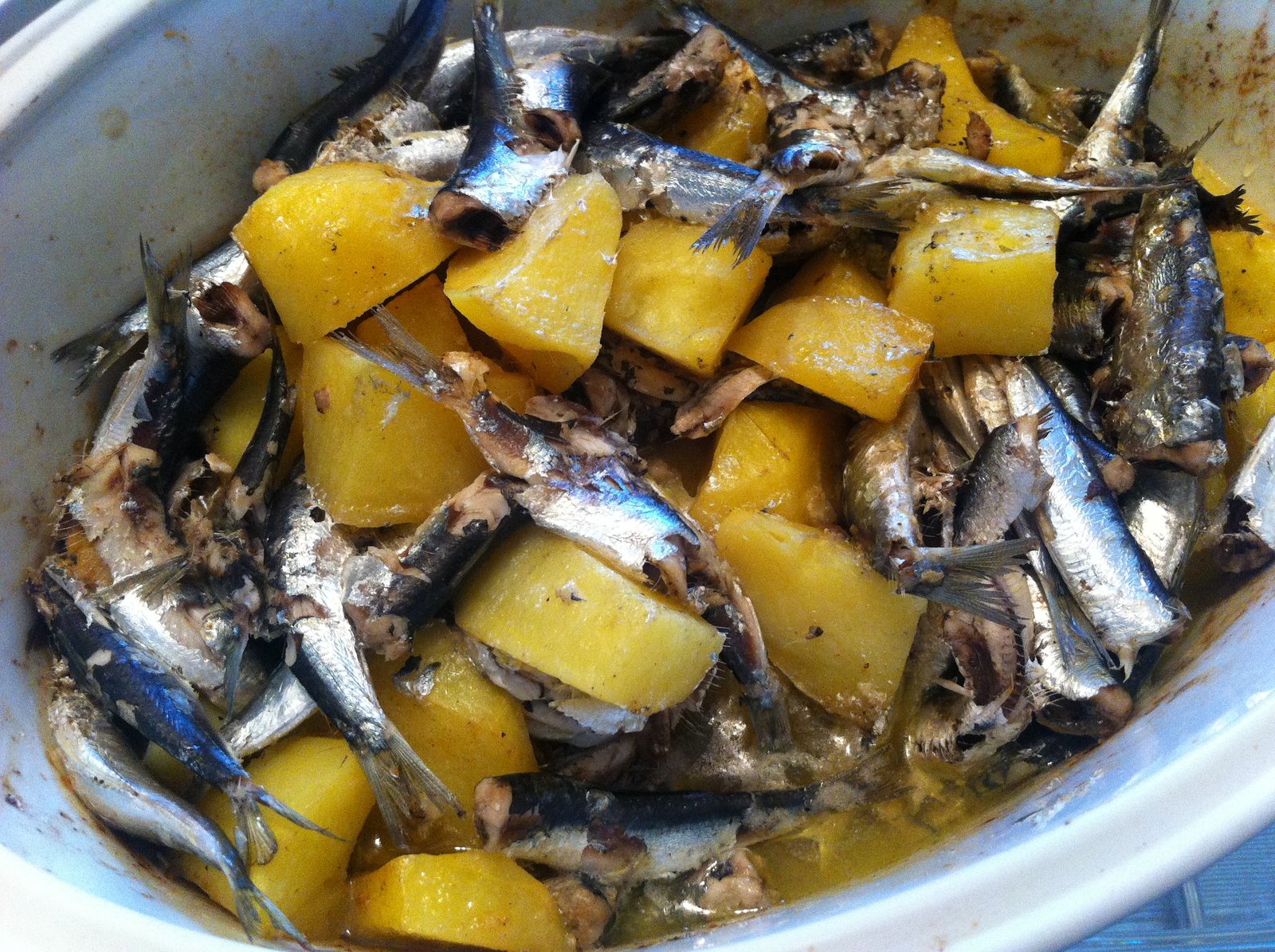 Baked sardines with potatoes in lemon and garlic sauce Greek Recipes